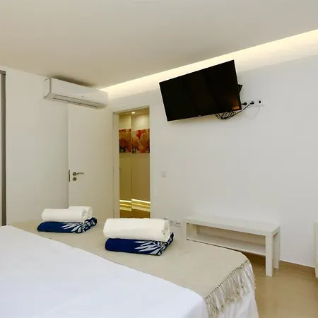 Maria Flat Cleverdetails 245, Sleeps 2 Adults, 2 Children *